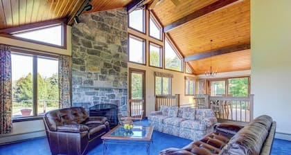 Secluded Luxury Home on Huge Property with Mountain Views - Near Slopes