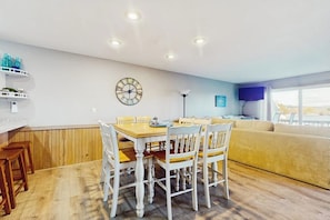 Dining - All Season Stunning Views & Lake Access: Water sports, Hiking, Golfing, Skiing (Ossipee)