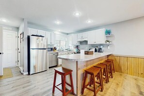 Fridge, microwave, oven, stovetop - All Season Stunning Views & Lake Access: Water sports, Hiking, Golfing, Skiing (Ossipee)