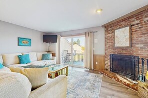 TV, DVD player, table football, video library - All Season Stunning Views & Lake Access: Water sports, Hiking, Golfing, Skiing (Ossipee)