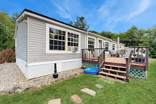 A dog (and your) paradise near town, skiing, hiking & local attractions