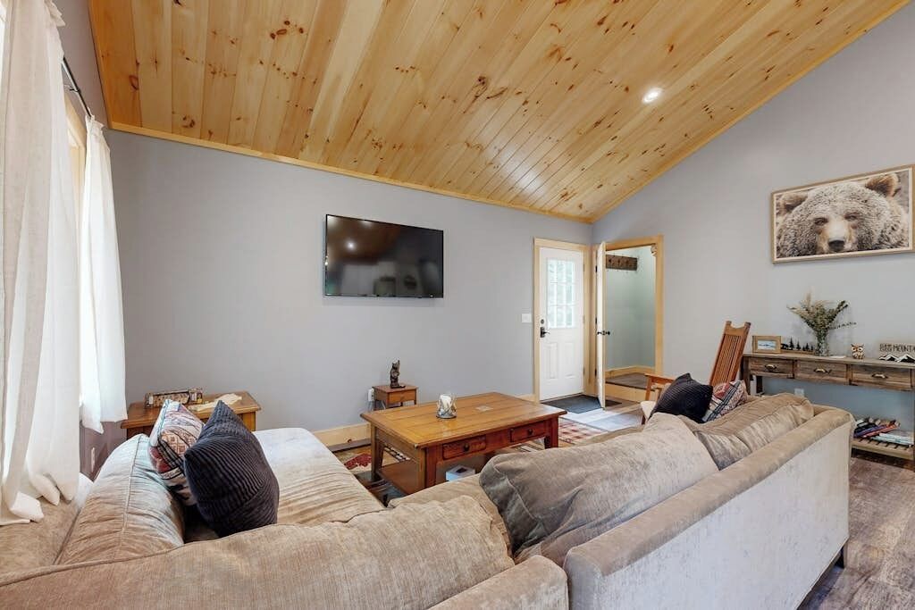 Peaceful New Cabin, Close To Downtown, Rail Trail & Beaches For All Seasons Fun - Wolfeboro, NH