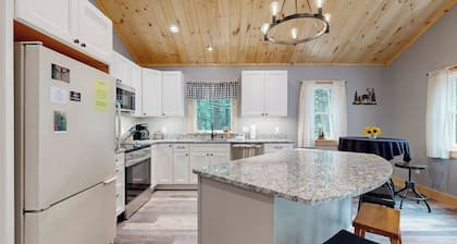 Peaceful new cabin, close to downtown, rail trail & beaches for all seasons fun