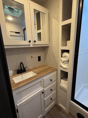 Douche, serviettes fournies, papier toilette