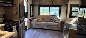 Lakefront Camper tucked away but minutes from the heart of Soldotna