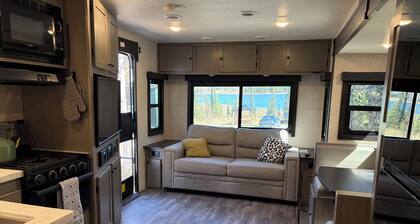 Lakefront Camper tucked away but minutes from the heart of Soldotna