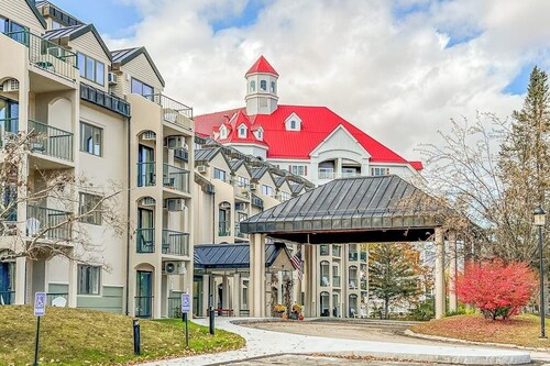 Mountainside Condo: walk to ski lift & town w/ pool & rec room
