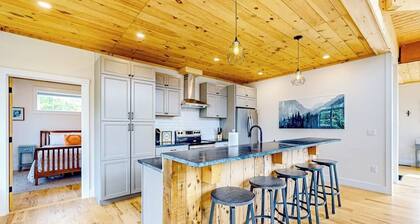 Ridgeview | Newer home in Whitefield with hot tub, firepit & mountain views