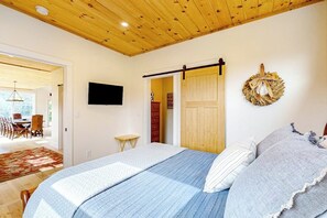 4 bedrooms, desk, free WiFi, bed sheets