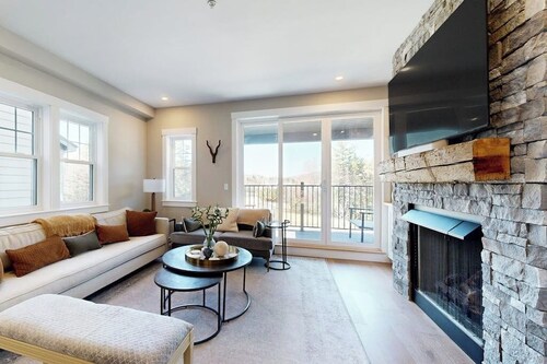 Newly built townhouse steps from downtown, tubing, cross country skiing & golf