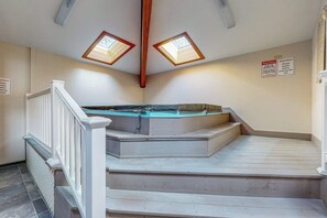 Eine Treppe mit integriertem Whirlpool, Oberlichtern und einem Warnschild.