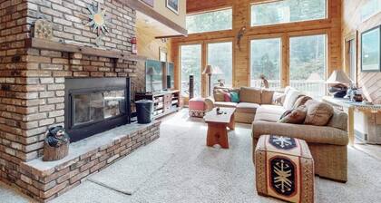 Spacious Mount Snow condo near slopes with private hot tub, sauna & fireplace