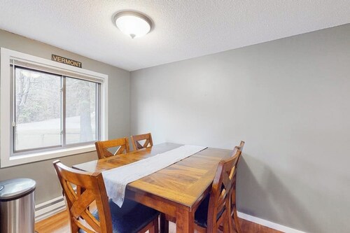 3-story mountain condo with deck, balcony, shuttle to slopes, fireplace, & W/D