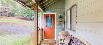 3-story mountain condo with deck, balcony, shuttle to slopes, fireplace, & W/D
