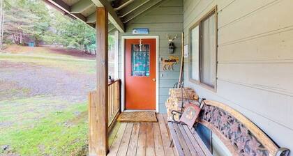 3-story mountain condo with deck, balcony, shuttle to slopes, fireplace, & W/D