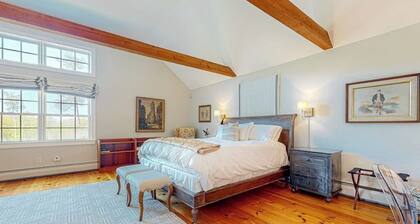 Mountain view home with large yard, lovely deck, pool table & fireplace