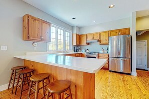 Fridge, microwave, oven, stovetop - Mountain view home with large yard, lovely deck, pool table & fireplace (Dorset)