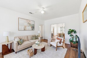 TV - Newly Furnished Cozy 2B~Mins to Medical center&NRG~Near Rice U~ Downtown Houston (Houston)