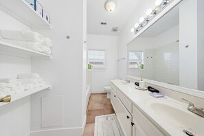 Hair dryer, towels, soap, shampoo - Newly Furnished Cozy 2B~Mins to Medical center&NRG~Near Rice U~ Downtown Houston (Houston)
