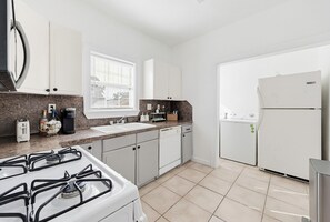 Fridge, microwave, oven, stovetop - Newly Furnished Cozy 2B~Mins to Medical center&NRG~Near Rice U~ Downtown Houston (Houston)