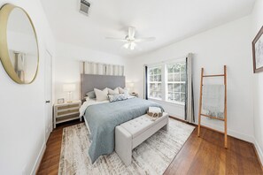 2 bedrooms, iron/ironing board, free WiFi, bed sheets - Newly Furnished Cozy 2B~Mins to Medical center&NRG~Near Rice U~ Downtown Houston (Houston)