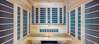 Comfortable condo with fireplace, pool, and sauna access - near slopes
