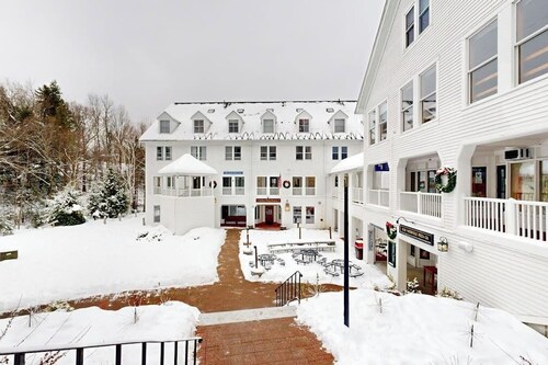 All-seasons condo with on-site golf, pools, athletic courts, gym, & EV charger