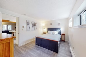 Ein Schlafzimmer mit einem Bett, einem Schreibtisch und einer Lampe.