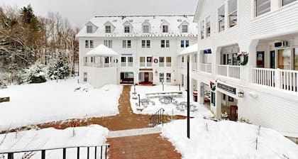Cozy condo near town square & slopes w/ gas fireplace, pool/deck-Dog Friendly