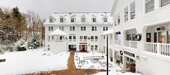 Cozy condo near town square & slopes w/ gas fireplace, pool/deck-Dog Friendly