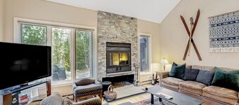 All-season landing pad with resort amenities, mtn views, & W/D - dog-friendly