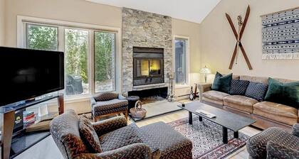 All-season landing pad with resort amenities, mtn views, & W/D - dog-friendly