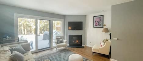 TV, fireplace