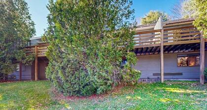 Cozy condo w/ wood-burning fireplace, deck, wifi, w/d, bus route, TVs, cable