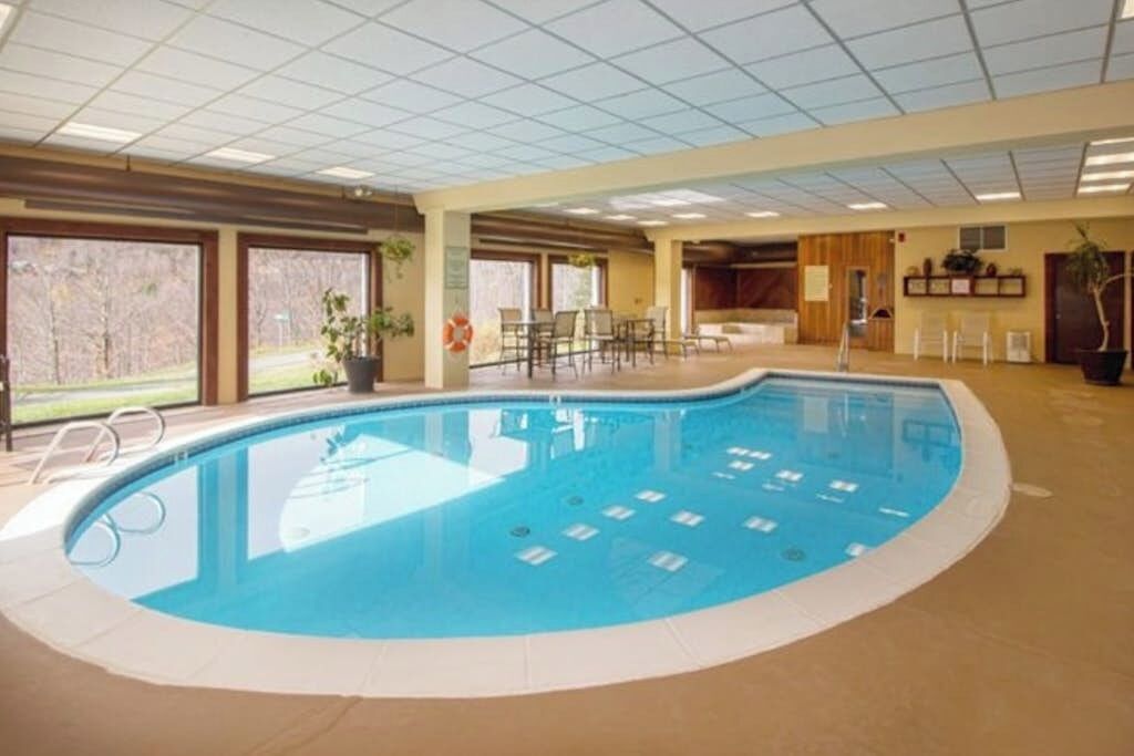 Una piscina techada, una piscina climatizada