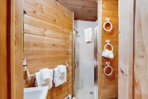 Suihku, hiustenkuivaaja, pyyhkeet
