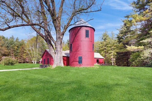 Converted silo apartment, peaceful grounds, two ponds, kitchenette, internet