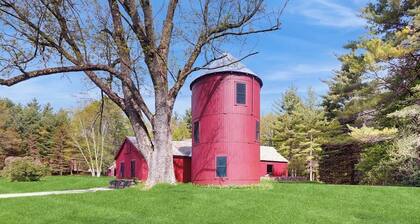 Converted silo apartment, peaceful grounds, two ponds, kitchenette, internet