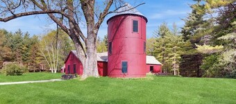 Converted silo apartment, peaceful grounds, two ponds, kitchenette, internet