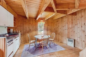 Microwave, oven, stovetop, coffee/tea maker - Converted silo apartment, peaceful grounds, two ponds, kitchenette, internet (Dorset)