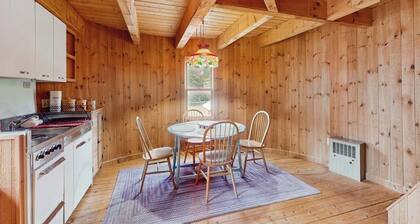 Converted silo apartment, peaceful grounds, two ponds, kitchenette, internet
