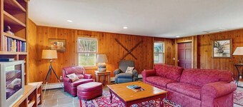Converted silo apartment, peaceful grounds, two ponds, kitchenette, internet