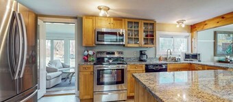 Cozy dog-friendly home, fenced yard, gas fireplace, BBQ, wifi, partial a/c, w/d