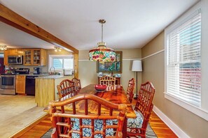 Dining - Cozy dog-friendly home, fenced yard, gas fireplace, BBQ, wifi, partial a/c, w/d (Dorset)