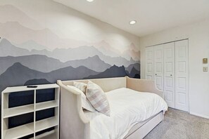 3 bedrooms, desk, free WiFi, bed sheets - Mountain Townhome w/ pool access, private patio, walk to town (Waterville Valley)