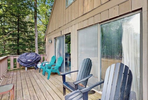 Cozy house close to Mt Snow w/ hot tub, balcony, bbq, two kitchens, w/d, wifi