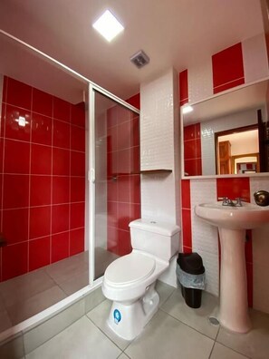 Bathroom - Shannon 360 (Banos de Agua Santa)
