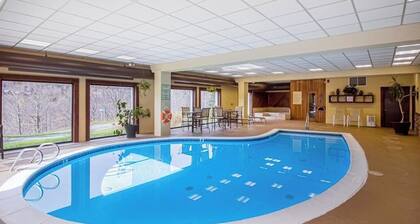 Studio w/ mountain view, shared pool, hot tub, sauna, tennis courts & shuttle