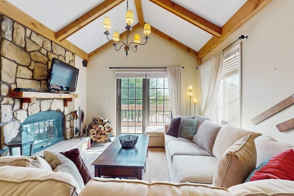 TV, fireplace