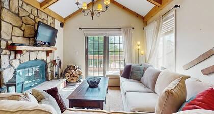 Mountain view condo w/ fireplace, shared hot tub, pool, sauna, tennis & shuttle